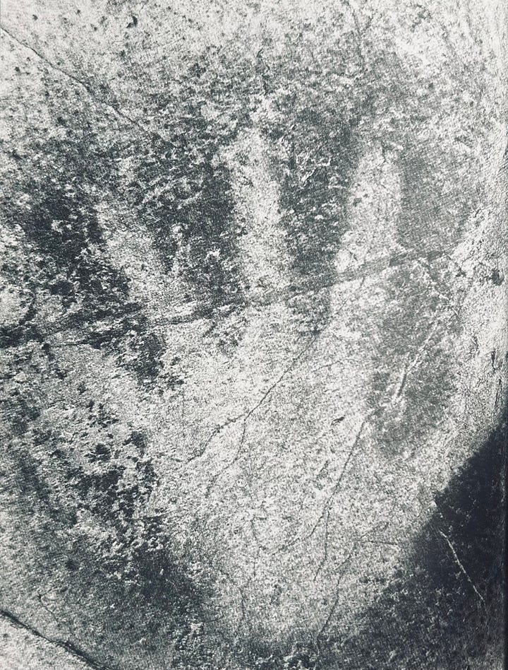 차학경의 책 『딕테』에 수록된 이미지로, 엘 카스티요 동굴 벽화에서 발견된 손자국 이미지로 추정된다.