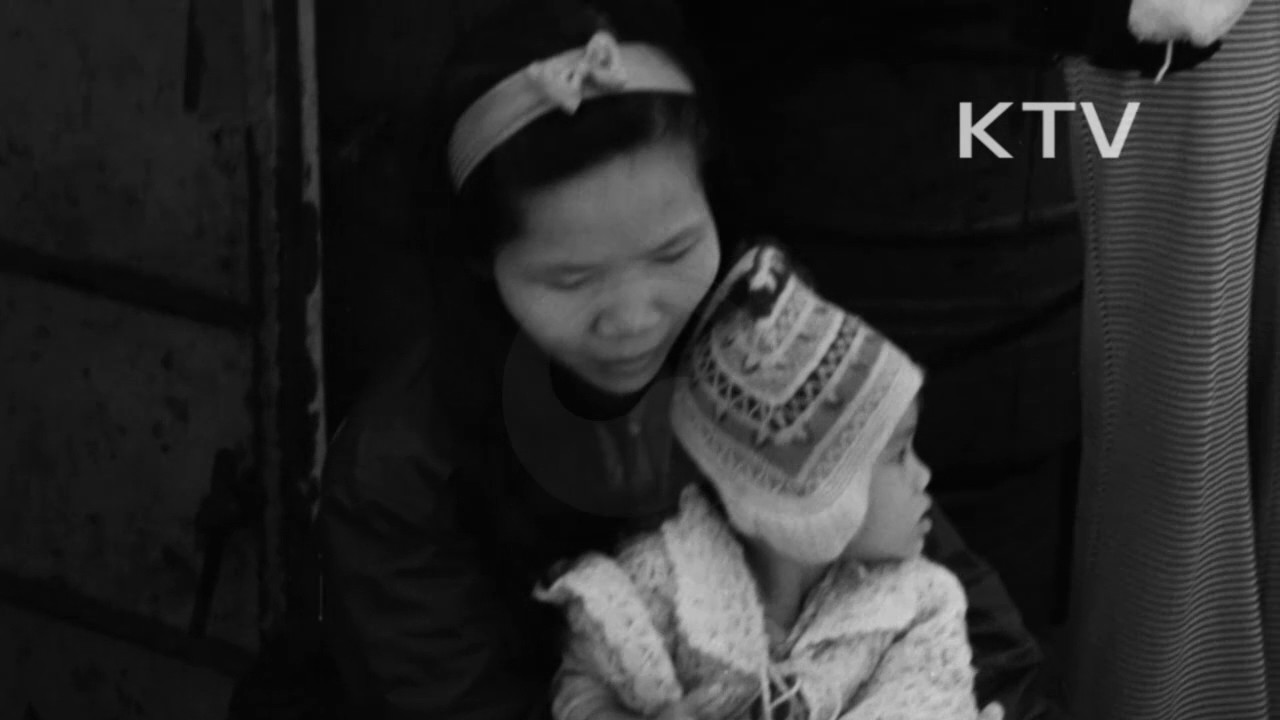 모자를 쓴 아이를 안고 있는 베트남 여성을 담은 대한뉴스 흑백 영상 스틸.