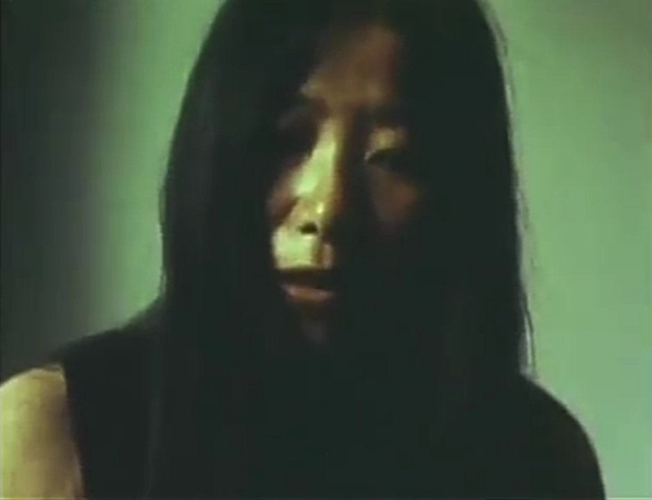 시선을 아래로 향한 채 인터뷰에 응하고 있는 시게노부 후사코.