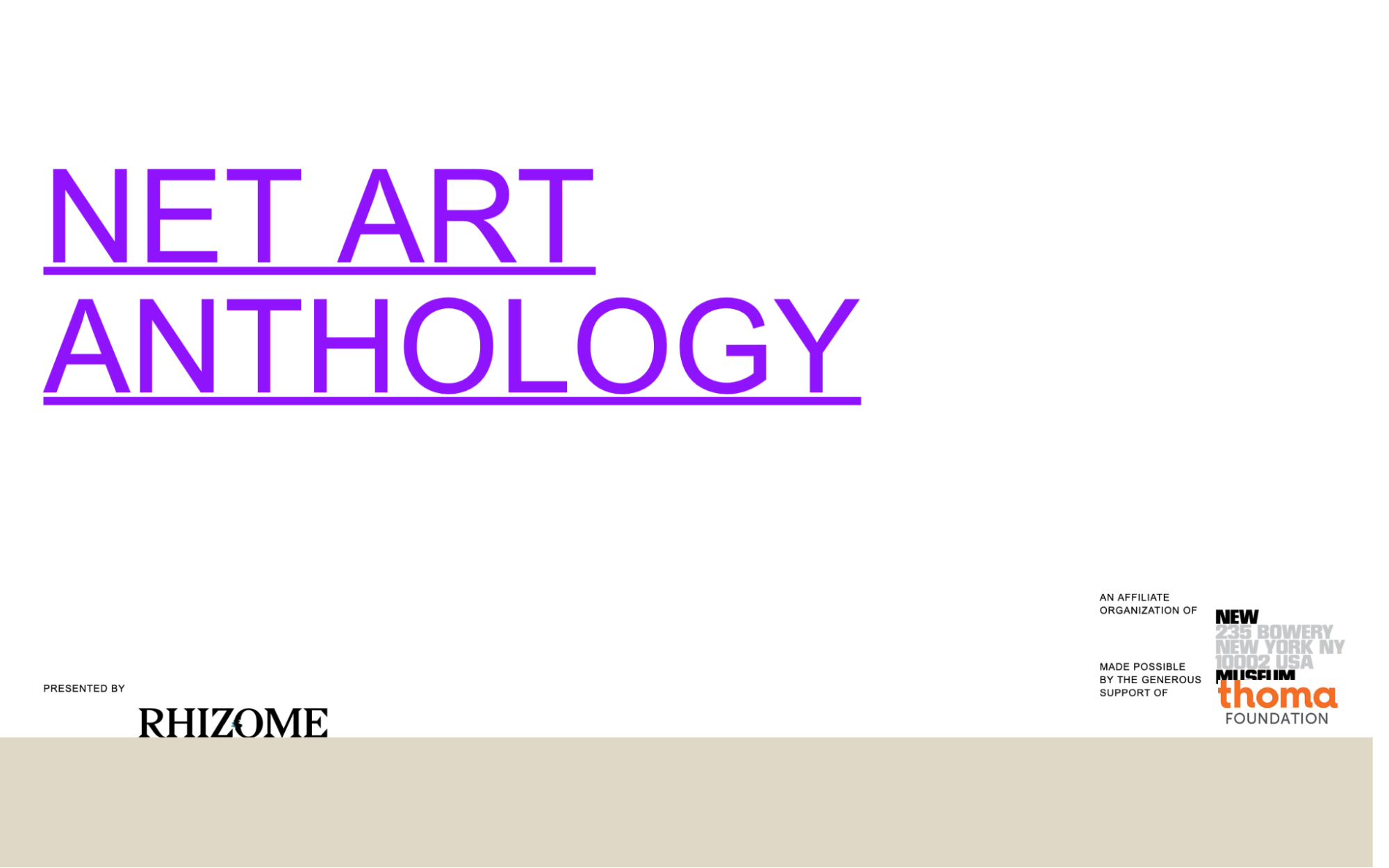 흰 배경에 ‘NET ART ANTHOLOGY’라는 보라색 글자가 자리한다. 그 아래에는 이 웹사이트를 운영하는 라이좀의 로고가 자리한다. 하단에는 베이지색 띠가 있는데 웹사이트에 직접 접속하지 않고는 어떤 기능을 하는지 알기 어렵다.